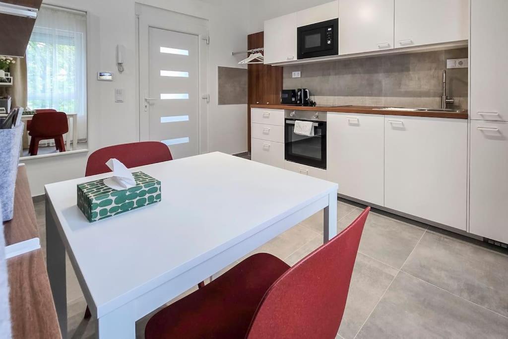 Green Home Apartment *